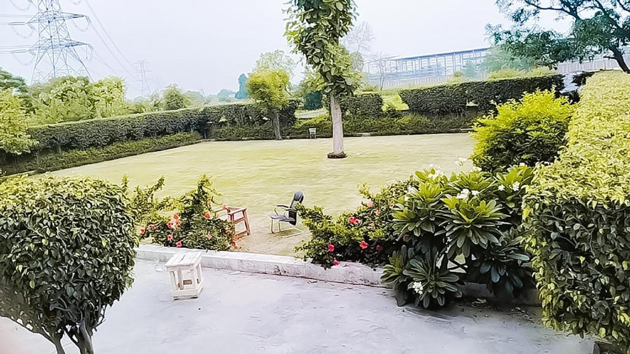 Roomshala 110 Hotel Mulaqaat - Shiv Nadar University Dadri ภายนอก รูปภาพ