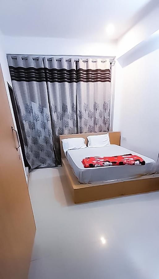 Roomshala 110 Hotel Mulaqaat - Shiv Nadar University Dadri ภายนอก รูปภาพ