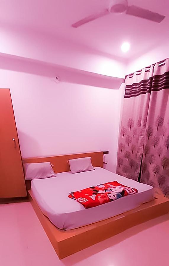 Roomshala 110 Hotel Mulaqaat - Shiv Nadar University Dadri ภายนอก รูปภาพ