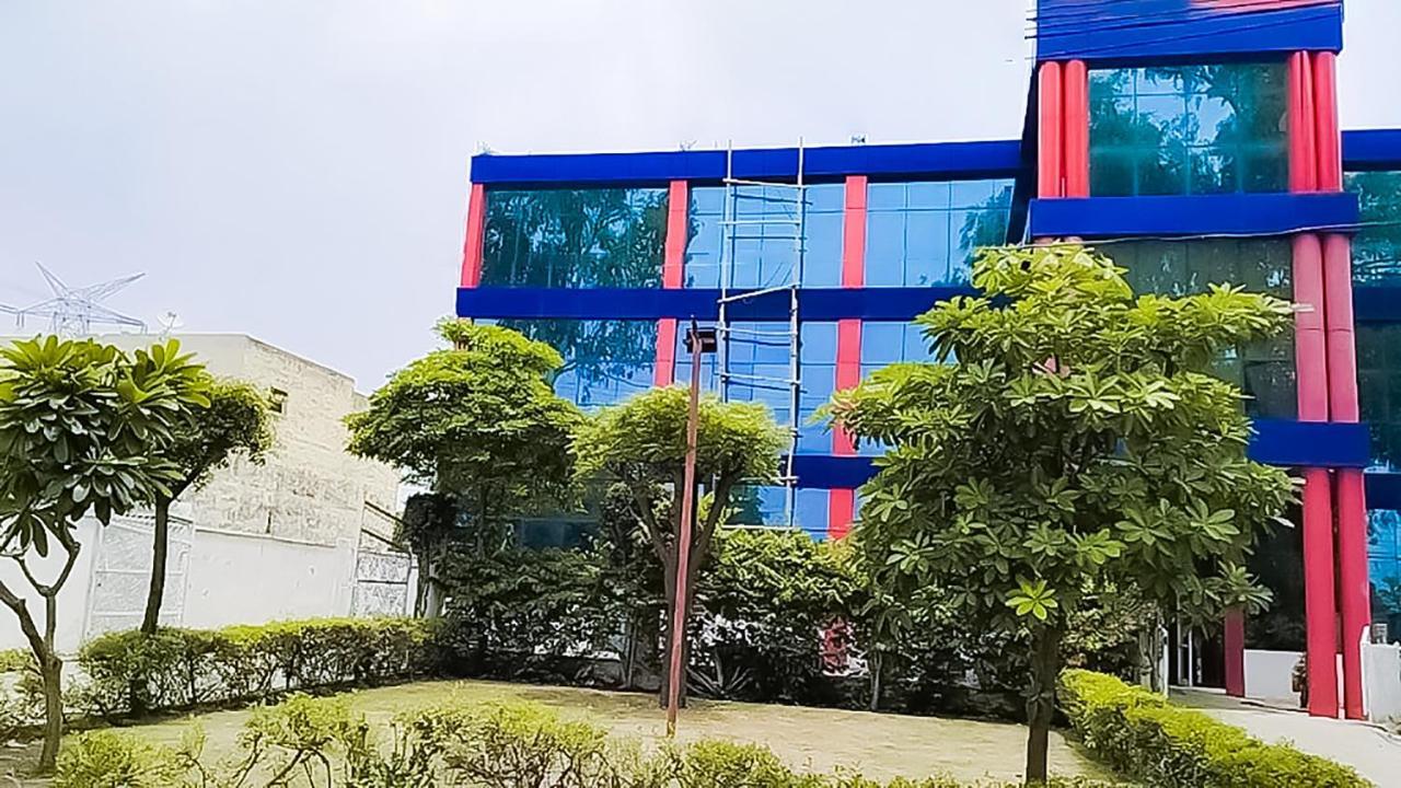 Roomshala 110 Hotel Mulaqaat - Shiv Nadar University Dadri ภายนอก รูปภาพ
