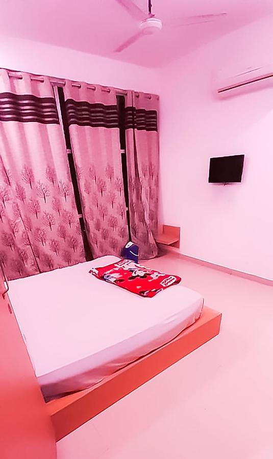 Roomshala 110 Hotel Mulaqaat - Shiv Nadar University Dadri ภายนอก รูปภาพ